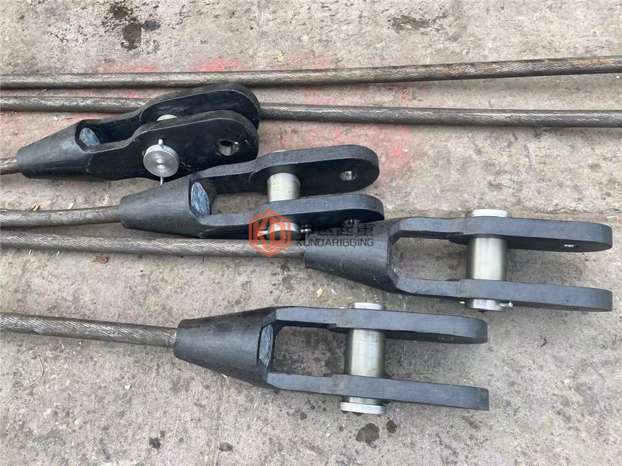 Cast wire rope